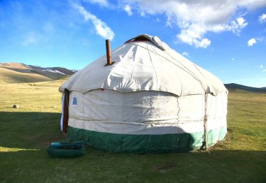 Kırgızistan 'lı Naryn, Song kul Gölü' nde geniş bir çayırdaki ger kampı.