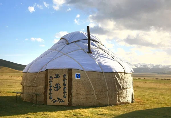 Kırgızistan 'lı Naryn, Song kul Gölü' nde geniş bir çayırdaki ger kampı.