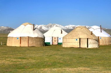 Kırgızistan 'lı Naryn, Song kul Gölü' nde geniş bir çayırdaki ger kampı.