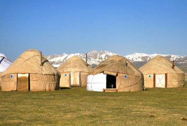 Kırgızistan 'lı Naryn, Song kul Gölü' nde geniş bir çayırdaki ger kampı.