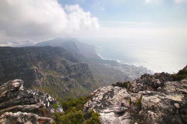 Table Dağı, Güney Afrika 'da Cape Town' a bakan bir simgedir.