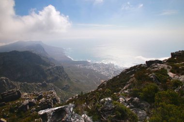 Table Dağı, Güney Afrika 'da Cape Town' a bakan bir simgedir.