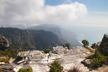 Table Dağı, Güney Afrika 'da Cape Town' a bakan bir simgedir.