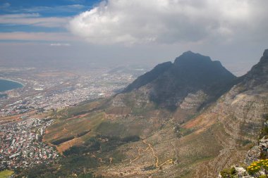 Table Dağı, Güney Afrika 'da Cape Town' a bakan bir simgedir.