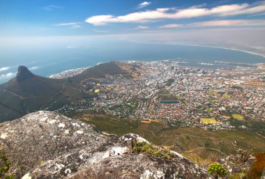 Table Dağı, Güney Afrika 'da Cape Town' a bakan bir simgedir.