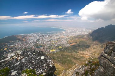 Table Dağı, Güney Afrika 'da Cape Town' a bakan bir simgedir.
