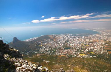 Table Dağı, Güney Afrika 'da Cape Town' a bakan bir simgedir.