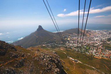 Table Dağı, Güney Afrika 'da Cape Town' a bakan bir simgedir.