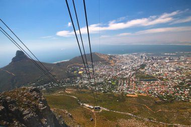 Table Dağı, Güney Afrika 'da Cape Town' a bakan bir simgedir.