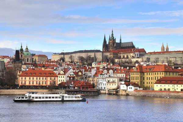 Prag, Çek Cumhuriyeti 'nde Charles Köprüsü 'nden Prag Kalesi manzarası — Stok fotoğraf