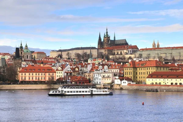 Prag, Çek Cumhuriyeti 'nde Charles Köprüsü 'nden Prag Kalesi manzarası — Stok fotoğraf