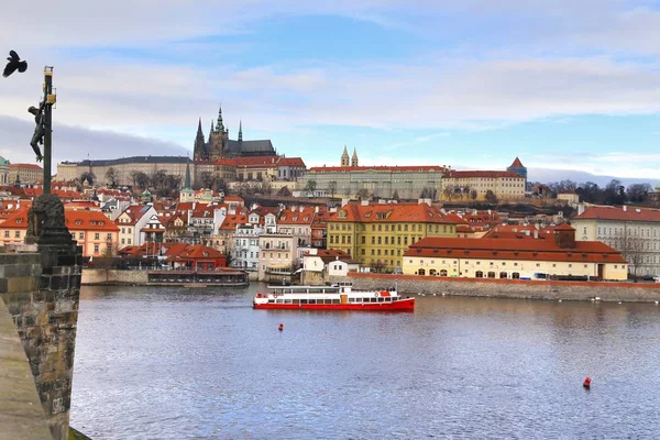 Prag borgen utsikt från Karls bron i Prag, Tjeckien — Stockfoto