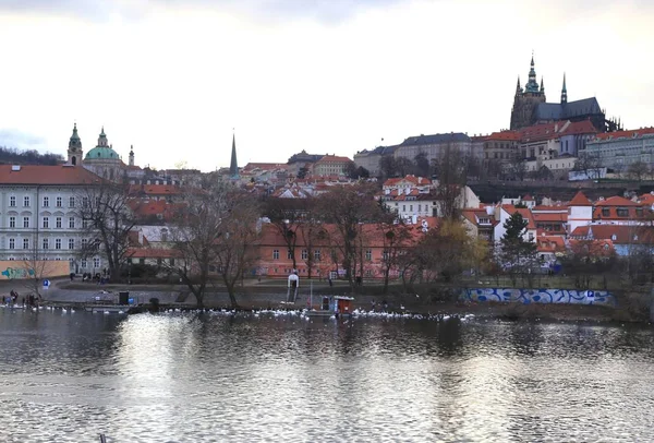 De Praagse burcht uitzicht vanaf de Karelsbrug in Praag, Tsjechische Republiek — Stockfoto