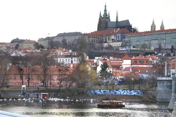 Pohled na Pražský hrad z Karlova mostu v Praze, Česká republika — Stock fotografie