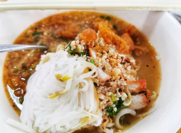 Tom Yum Macarrão Com Carne Porco Uma Copa — Fotografia de Stock