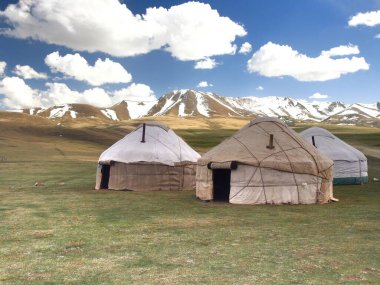 Kırgızistan 'lı Naryn, Song kul Gölü' nde geniş bir çayırdaki ger kampı.