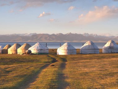 Kırgızistan 'lı Naryn, Song kul Gölü' nde geniş bir çayırdaki ger kampı.