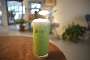 Kafede buzlu yeşil çay sütü. 