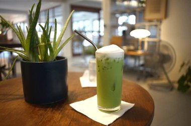 Kafede buzlu yeşil çay sütü. 