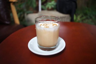 Çimenlerde buzlu Latte kahve.