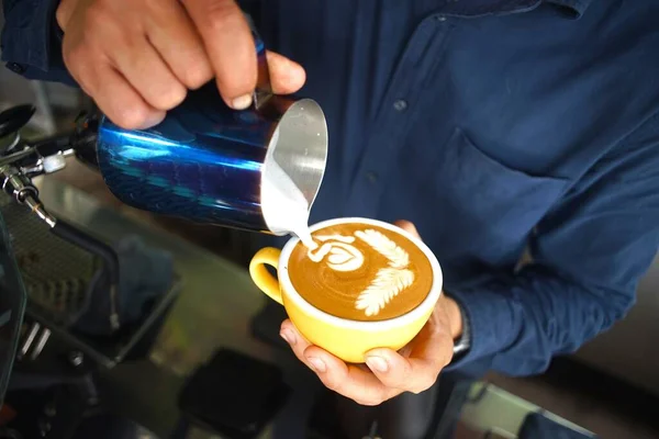 Homem Que Faz Arte Latte Café — Fotografia de Stock