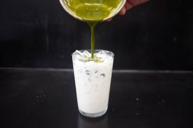 Kafede buzlu yeşil çay sütü. 