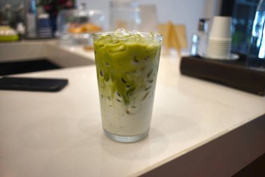 Kafede buzlu yeşil çay sütü. 