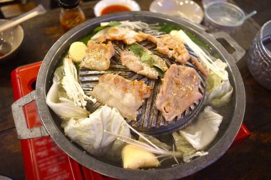 Izgara için kömür üstüne domuz eti.