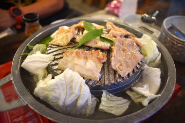 Izgara için kömür üstüne domuz eti.