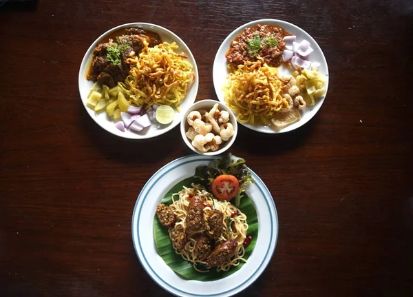 Кхао Сой Северной Тайской Колбасой Едой — стоковое фото
