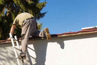 bir merdiven üzerinde çalışan