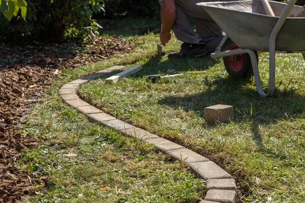 Rasenkante Garten Pflastern — Stockfoto