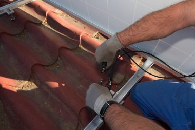 Bir güneş paneli monte