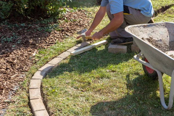 Bahçede çim kenar kaplama