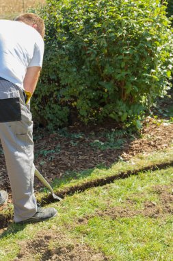 Bahçede çim kenar oluşturun