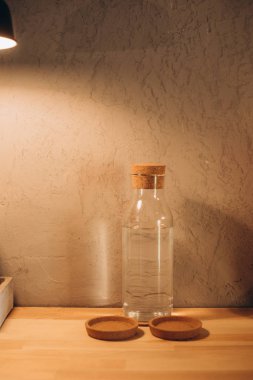 Cam şişe su raf ile