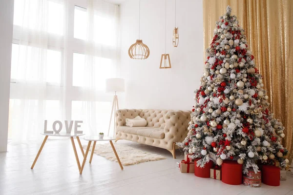 Χριστούγεννα Εσωτερικό Σαλόνι Ένα Μεγάλο Χριστουγεννιάτικο Δέντρο — Φωτογραφία Αρχείου