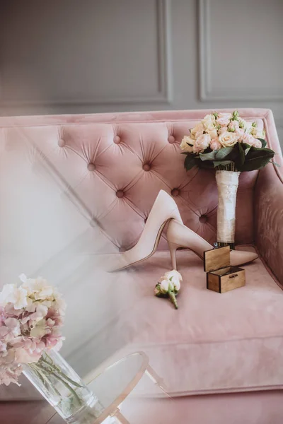 Весільний Букет Весільним Взуттям Обручками Вінтажному Дивані — стокове фото