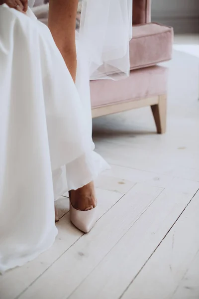Noiva Colocando Sapatos Casamento — Fotografia de Stock