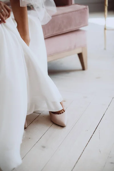 Noiva Colocando Sapatos Casamento — Fotografia de Stock