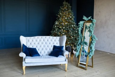 Büyük bir Noel ağacı ile oturma odası iç