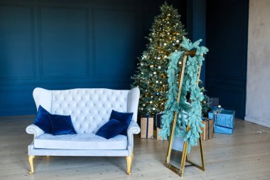 Büyük bir Noel ağacı ile oturma odası iç