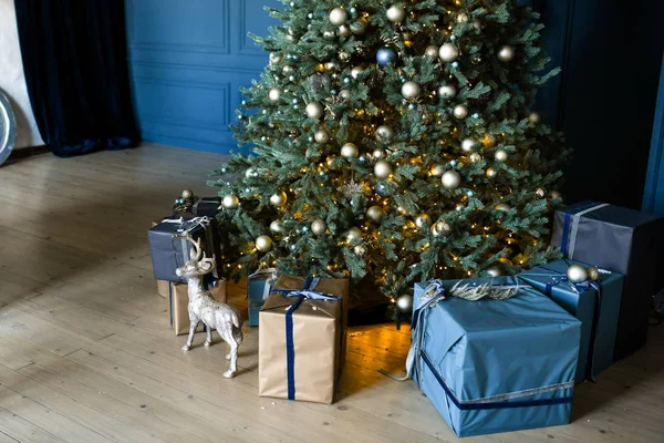 Interior Del Salón Con Gran Árbol Navidad — Foto de Stock