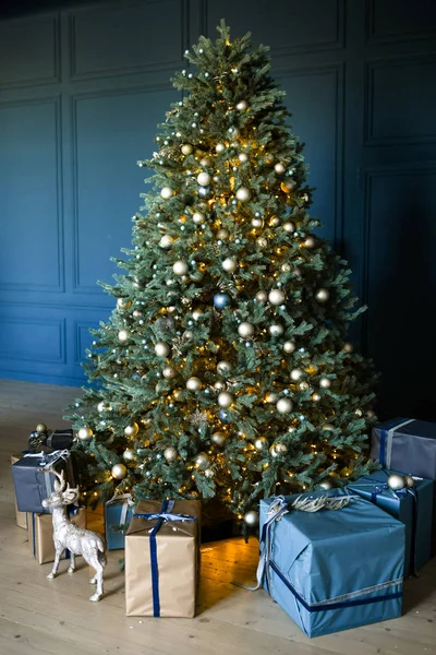 Interior Del Salón Con Gran Árbol Navidad — Foto de Stock