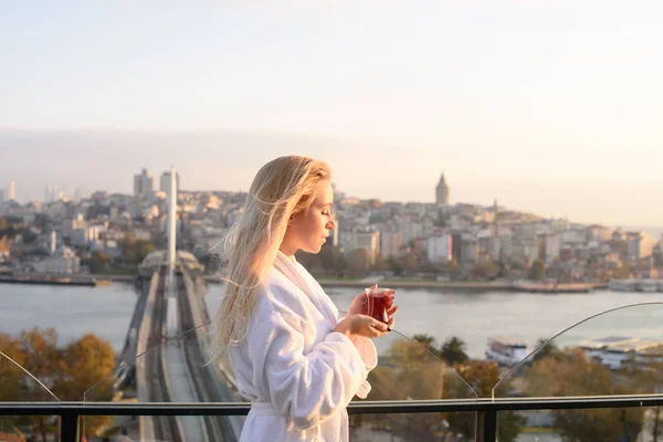 Istanbul Bir Evin Terasında Gündoğumu Türk Çay Ile Bornozlu Bir — Stok fotoğraf