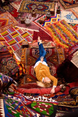 Kadın Türk halı piyasada