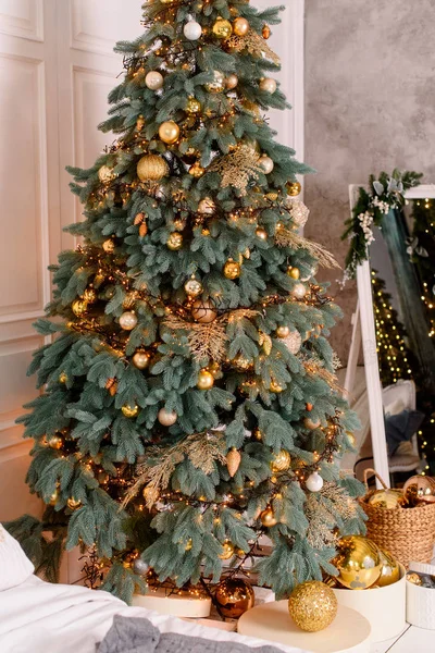 Interior Del Dormitorio Navidad Con Gran Árbol Navidad — Foto de Stock