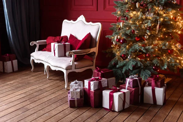 Das Wohnzimmer Weihnachtlichen Stil Mit Einem Großen Weihnachtsbaum Und Geschenken — Stockfoto