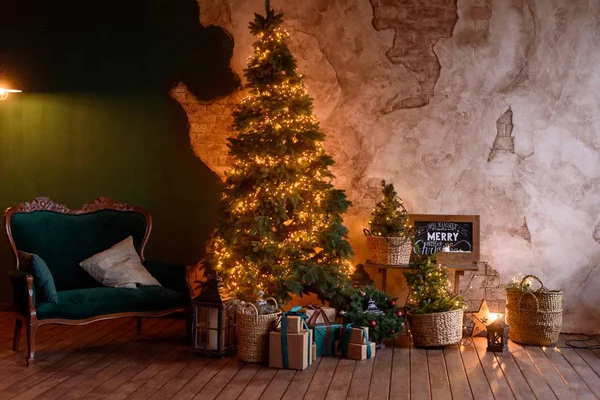 Εκλεκτής Ποιότητας Εσωτερικό Σαλόνι Χριστούγεννα Ένα Χριστουγεννιάτικο Δέντρο Χρωματιστά Φώτα — Φωτογραφία Αρχείου