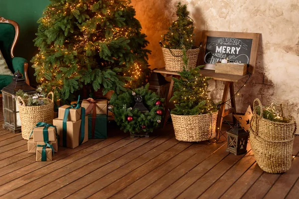 Árbol Navidad Con Luces Regalos Habitación Suelo Madera — Foto de Stock